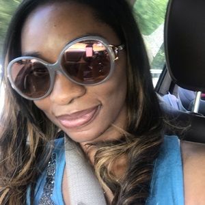 Meet ur Posher, Recovering shopaholic.